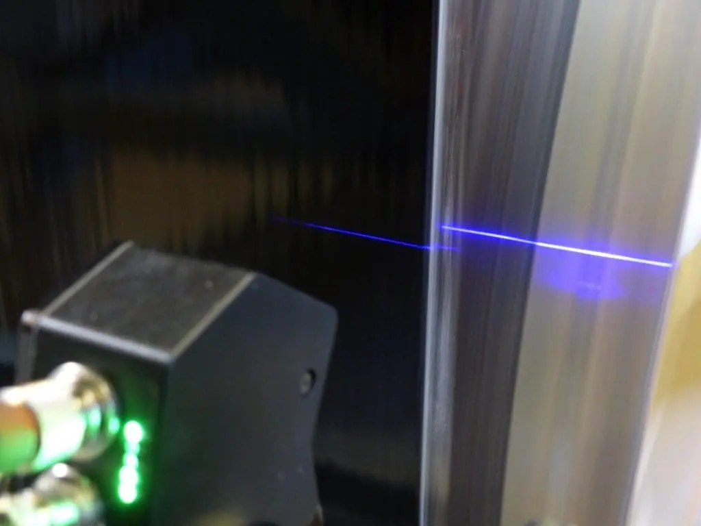 Berührungsslose Breitenmessung an Bahnen und Bändern im Durchlauf | Optische Messung von Plattenbreiten